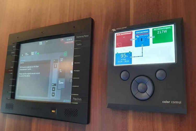 Dựa theo thông tin từ nhà sản xuất, chiếc Scania đã nhận được nhiều trang bị tân tiến và sang trọng không chỉ ở nội thất phía sau mà còn cho cả tài xế và hành khách ngồi ghế trước. Chiếc xe còn được lắp đặt hệ thống điều hướng, camera nhìn phía sau, cảm biến đỗ xe, và một giường ngủ kiểu thả xuống cho không gian ngủ vốn có của khoang lái. Sự kết hợp này tạo nên một phòng ngủ nhỏ ở ngay đầu chiếc RV.