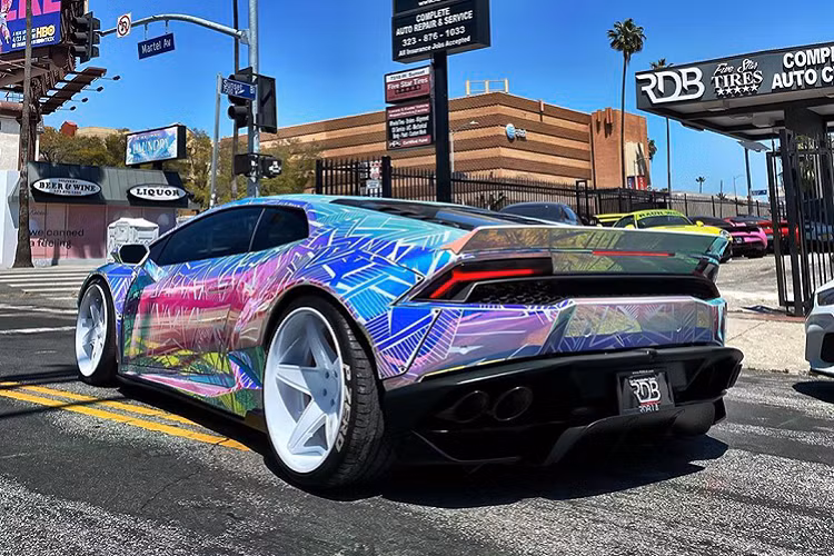 Ngoài ra, những họa tiết trên thân xe cũng gây ấn tượng với thiết kế lạ mắt, choá đèn của xe được dán phủ tạo hiệu ứng đổi màu. Theo chia sẻ của chủ garage RDBLA, đây chính là chiếc Lamborghini Huracan đầu tiên tại Mỹ được nâng cấp gói độ widebody của Liberty Walk.