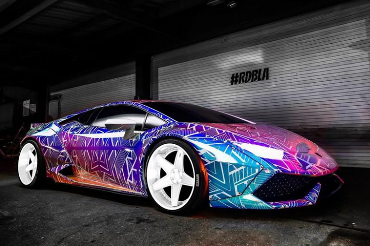 Xuất hiện trong bài viết là chiếc Lamborghini Huracan LP610-4 độ Liberty Walk của nam ca sĩ nổi tiếng. Nếu bạn cho rằng một chiếc Huracan được nâng cấp với gói độ widebody đến từ Liberty Walk đã là quá đủ thì Chris Brown lại không nghĩ vậy, để tạo dấu ấn riêng, toàn bộ ngoại thất của chiếc Huracan này được khoác lên một lớp decal phản quang đặc biệt và có khả năng đổi màu.