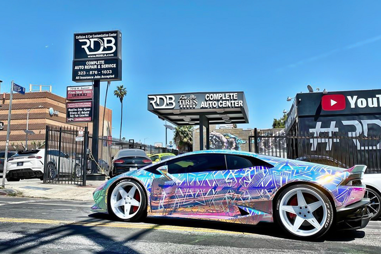 Chiếc Aventador SV thậm chí còn được nâng cấp với gói độ widebody Liberty Walk-R sản xuất giới hạn với chỉ 50 bộ bodykit được bán ra. Quay trở lại với chiếc Huracan độ Liberty Walk của Chris Brown, lớp decal ngoại thất trên xe có khả năng phát sáng khi sử dụng đèn flash rọi vào và trở thành tâm điểm ở mỗi lần xuống phố vào ban đêm.