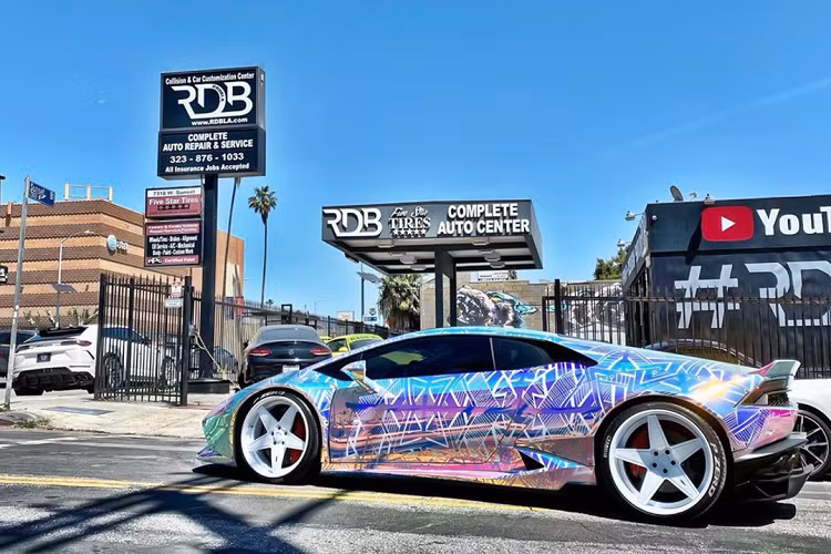 Chiếc Aventador SV thậm chí còn được nâng cấp với gói độ widebody Liberty Walk-R sản xuất giới hạn với chỉ 50 bộ bodykit được bán ra. Quay trở lại với chiếc Huracan độ Liberty Walk của Chris Brown, lớp decal ngoại thất trên xe có khả năng phát sáng khi sử dụng đèn flash rọi vào và trở thành tâm điểm ở mỗi lần xuống phố vào ban đêm.