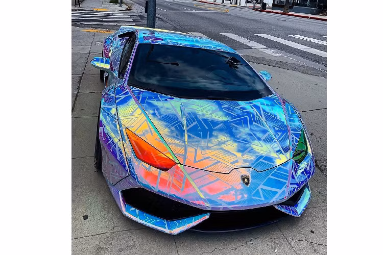 Ngoài những chi tiết được nâng cấp, “siêu bò” của Chris Brown được trang bị nắp động cơ bằng kính trong suốt, để lộ khối động cơ V10 bên trong. Khác với nắp động cơ bằng nhựa tiêu chuẩn, chi tiết này được bán ra dưới dạng tùy chọn đi kèm với mức giá gần 500 triệu Đồng tại Việt Nam.