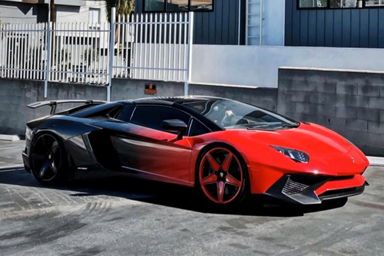 Bên cạnh chiếc Lamborghini Huracan độ khủng này, garage RDBLA cũng chính là đơn vị đã “cá nhân hóa” bộ đôi Lamborghini Aventador SV và Aventador SV Roadster cho Chris Brown cách đây chưa lâu. Bộ đôi “siêu bò” được sản xuất giới hạn với số lượng lần lượt là 600 và 500 chiếc được khoác lên mình lớp áo chuyển màu khá độc đáo, đồng thời là bộ mâm Forgiato 5 chấu giống nhau.