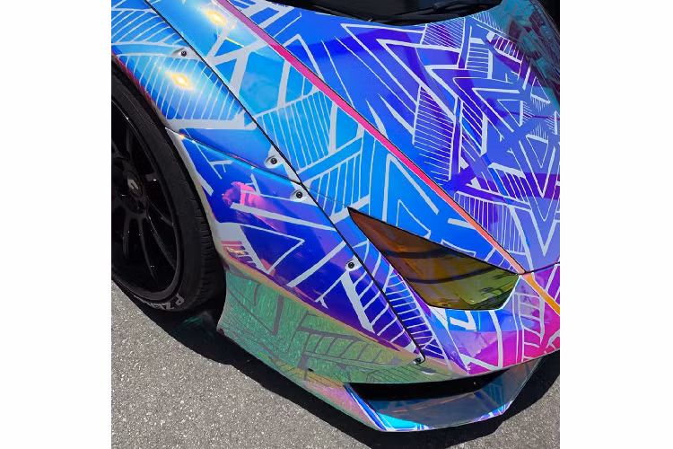 Lamborghini Huracan là mẫu xe kế nhiệm sự thành công từ “đàn anh” Gallardo, xe sở hữu thiết kế hiện đại, góc cạnh đặc trưng của thương hiệu siêu xe Ý. Gói nâng cấp cho chiếc Huracan với bộ bodykit của Liberty Walk bao gồm các chi tiết như miếng ốp vè bánh xe trước và sau, líp cản trước, cánh gió hông và bộ khuếch tán gió mới được thêm vào, cuối cùng là cánh gió nhỏ bằng sợi carbon dạng ducktail ở đuôi xe.