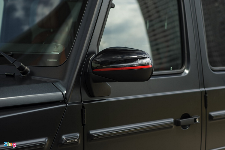 Ở thế hệ mới, Mercedes-AMG G 63 vẫn sở hữu kiểu dáng vuông vức nhưng các chi tiết đã được làm mềm mại hơn. Đầu xe có thiết kế mạnh mẽ và hiện đại với nhiều chi tiết cơ bắp.