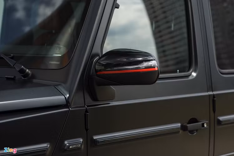 Ở thế hệ mới, Mercedes-AMG G 63 vẫn sở hữu kiểu dáng vuông vức nhưng các chi tiết đã được làm mềm mại hơn. Đầu xe có thiết kế mạnh mẽ và hiện đại với nhiều chi tiết cơ bắp.