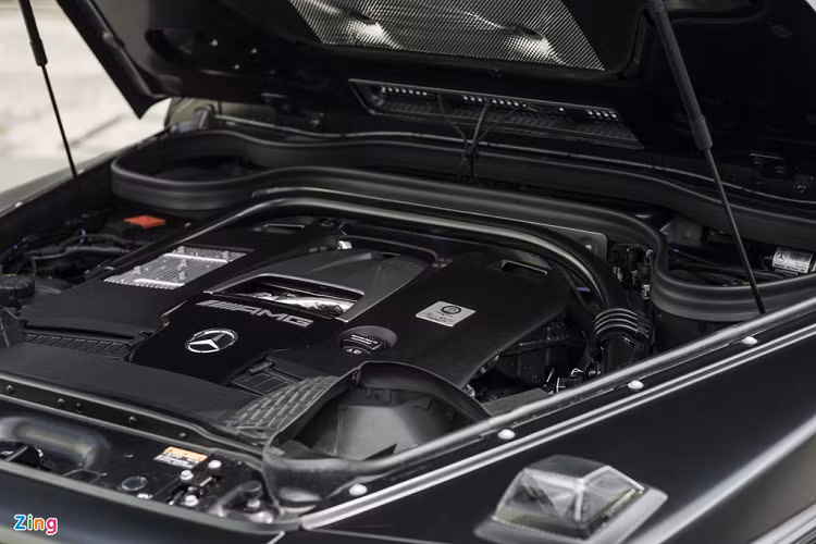 Gói Trail Package không can thiệp vào hiệu suất. Xe vẫn sử dụng động cơ tăng áp kép V8 4.0L sản sinh công suất 577 mã lực và mô-men xoắn 850 Nm. Xe đi kèm hệ dẫn động 4 bánh và hộp số tự động 9 cấp.