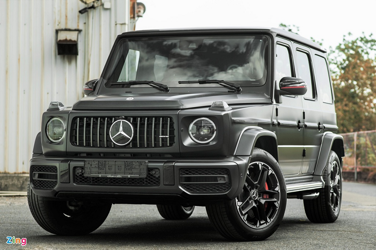 So với Mercedes-Benz G-Class, G 63 AMG sở hữu lưới tản nhiệt kiểu Panamericana, gồm các nan thẳng đứng với logo Mercedes-Benz ở giữa.