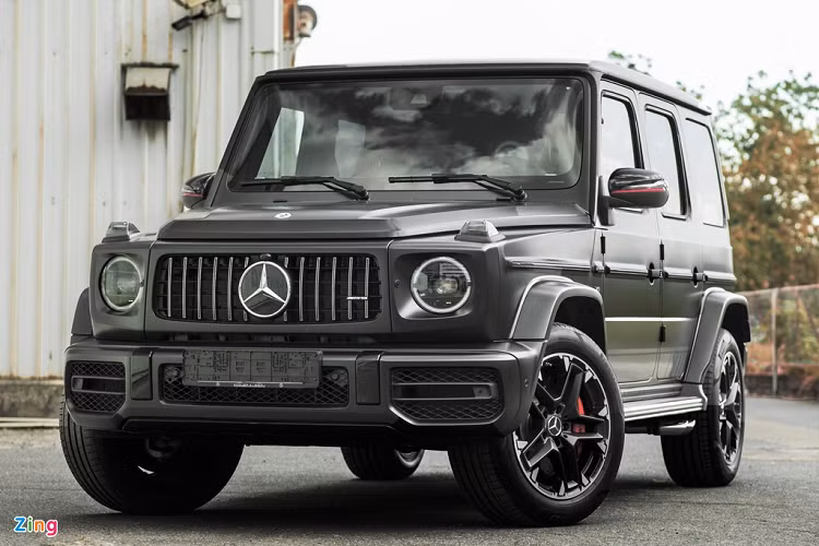 So với Mercedes-Benz G-Class, G 63 AMG sở hữu lưới tản nhiệt kiểu Panamericana, gồm các nan thẳng đứng với logo Mercedes-Benz ở giữa.