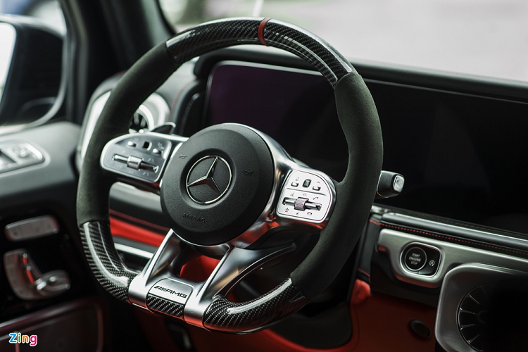 Xe được trang bị vô-lăng 3 chấu AMG có thiết kế vát đáy thể thao, được bọc da và ốp sợi carbon. Hai bên là cụm nút điều khiển giải trí, đàm thoại rảnh tay cũng như cài đặt Cruise Control. Phía sau vô-lăng là 2 lẫy chuyển số nhũ bạc rất cá tính. 