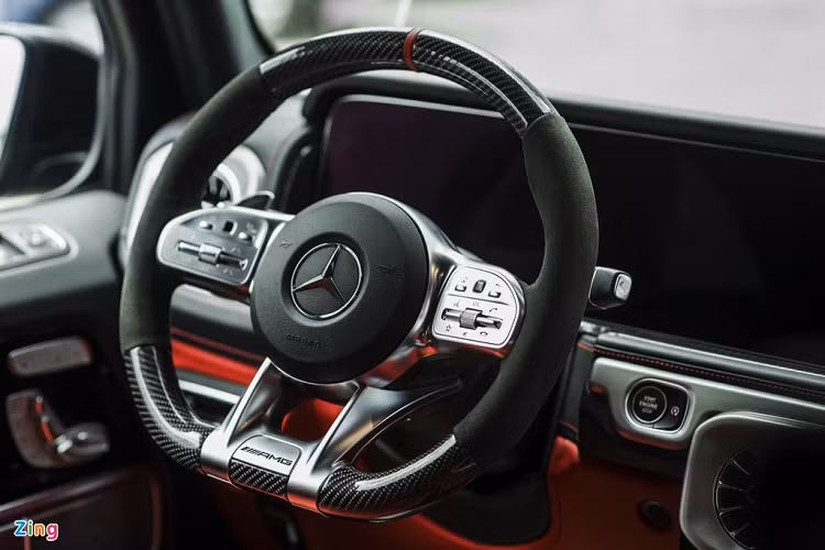 Xe được trang bị vô-lăng 3 chấu AMG có thiết kế vát đáy thể thao, được bọc da và ốp sợi carbon. Hai bên là cụm nút điều khiển giải trí, đàm thoại rảnh tay cũng như cài đặt Cruise Control. Phía sau vô-lăng là 2 lẫy chuyển số nhũ bạc rất cá tính. 