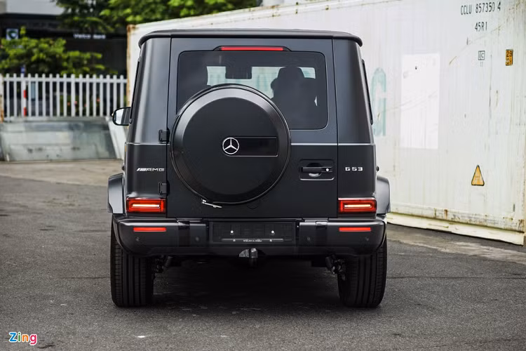 Thuộc đời xe 2020 và đi kèm gói nâng cấp Trail Package, mức giá của chiếc Mercedes-AMG G 63 nhập khẩu tư nhân này sẽ không thấp hơn con số 10,8 tỷ của xe phân phối chính hãng. Tại Đức, gói Trail Package có giá hơn 3.500 USD.