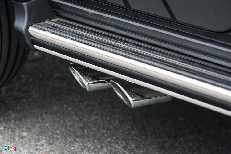 Hệ thống ống xả được bố trí lệch ra ngoài từ giữa thân xe. Đây là một đặc điểm để phân biệt G 63 AMG và G-Class thường.