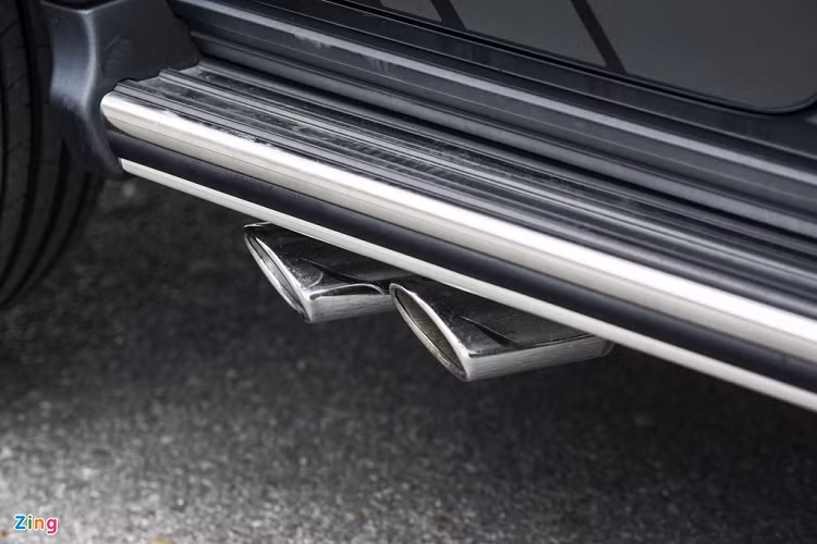 Hệ thống ống xả được bố trí lệch ra ngoài từ giữa thân xe. Đây là một đặc điểm để phân biệt G 63 AMG và G-Class thường.