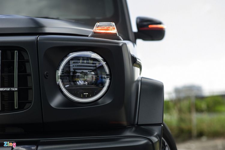 Hệ thống chiếu sáng trên Mercedes-AMG G 63 sử dụng công nghệ Multibeam LED thông minh, có khả năng điều chỉnh luồng sáng không gây chói mắt cho xe chạy ngược chiều. 