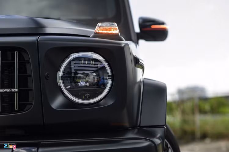 Hệ thống chiếu sáng trên Mercedes-AMG G 63 sử dụng công nghệ Multibeam LED thông minh, có khả năng điều chỉnh luồng sáng không gây chói mắt cho xe chạy ngược chiều. 