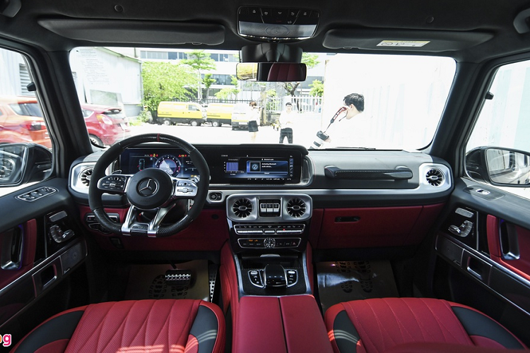 Nâng cấp đáng chú ý nhất của G-Class thế hệ mới là hệ thống thông tin giải trí COMAND gồm 2 màn hình 12,3 inch đóng vai trò là bảng đồng hồ và màn hình giải trí trung tâm, dàn âm thanh vòm Burmester 16 loa, hỗ trợ kết nối Bluetooth/USB với điện thoại thông minh.