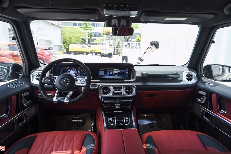 Nâng cấp đáng chú ý nhất của G-Class thế hệ mới là hệ thống thông tin giải trí COMAND gồm 2 màn hình 12,3 inch đóng vai trò là bảng đồng hồ và màn hình giải trí trung tâm, dàn âm thanh vòm Burmester 16 loa, hỗ trợ kết nối Bluetooth/USB với điện thoại thông minh.