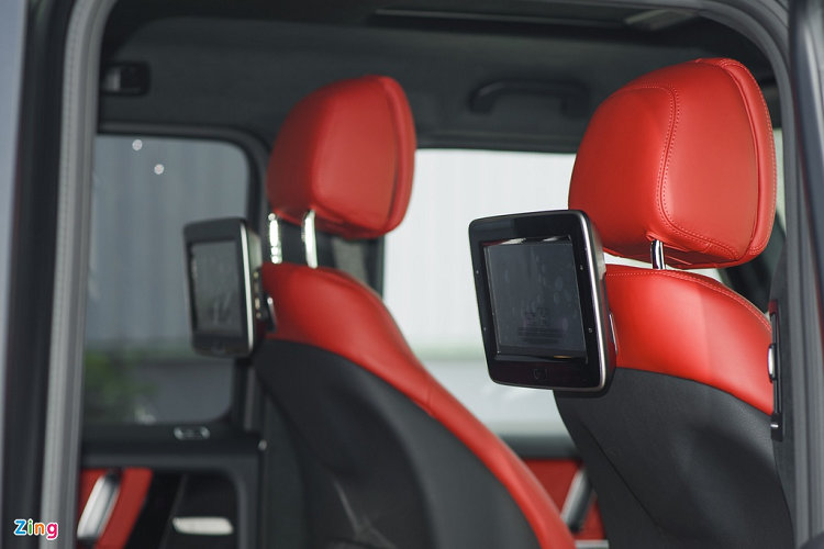 Nội thất xe được bọc trong da Nappa với phối màu đỏ đen tương phản. Các chi tiết nội thất khác làm từ vật liệu gỗ, kim loại và sợi carbon có độ hoàn thiện cao.