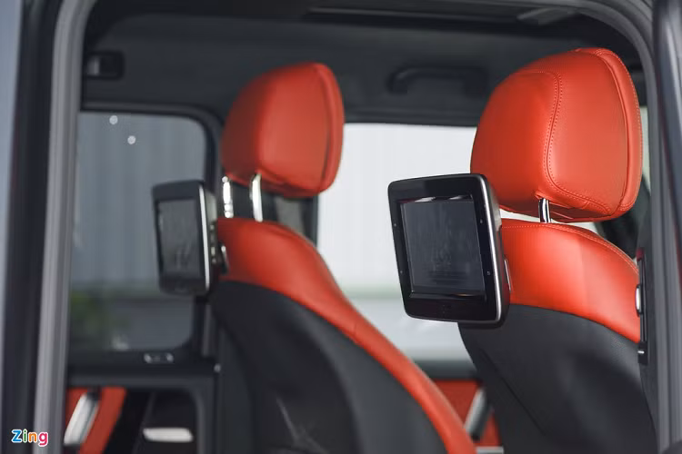 Nội thất xe được bọc trong da Nappa với phối màu đỏ đen tương phản. Các chi tiết nội thất khác làm từ vật liệu gỗ, kim loại và sợi carbon có độ hoàn thiện cao.