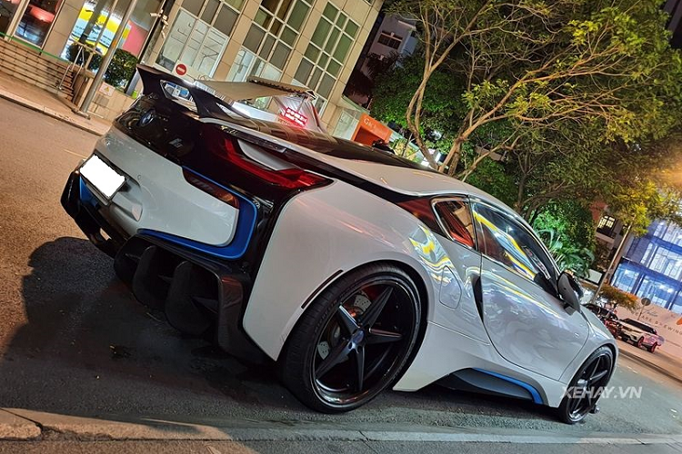 Ở phía sau mẫu siêu xe Đức được bổ sung cánh lướt gió sợi carbon trị giá 1.375 USD (khoảng 32 triệu đồng) và bộ khuếch tán sợi carbon hầm hố có giá 2.450 USD (khoảng 57 triệu đồng). 