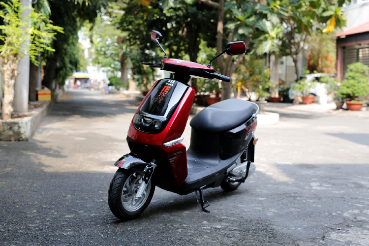 Là một trong 3 mẫu xe máy điện cao cấp được thương hiệu Yadea đưa vào thị trường Việt, dòng xe máy điện Yadea tầm trung hướng đến phân khúc đối tượng sử dụng là học sinh, sinh viên với ưu điểm là quãng đường đi được trong một lần sạc điện lên tới 109 km chưa từng có ở bất kì mẫu xe máy điện nào, thậm chí nó còn đi được xa hơn “đàn anh” G5 vốn có giá bán cao gấp đôi.