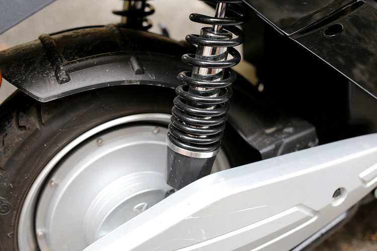 Đầu xe được thiết kế khoa học, phù hợp với thói quen và phản ứng tâm lý của người lái giúp người lái dễ dàng thao tác trong quá trình sử dụng cũng như giúp người mới sử dụng xe dễ dàng làm quen.