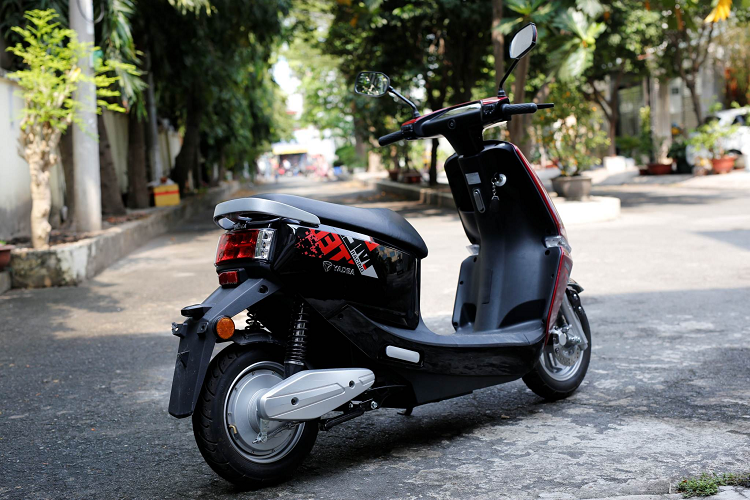 Sở dĩ chiếc xe điện Yadea ULike lại rẻ gấp đôi so với G5 là vì xe chỉ sử dụng pin axit chìa thay vì pin Lithium-ion cao cấp của G5. Xe có kích thước (dài x rộng x cao) lần lượt là 1640 x 640 x 1200 (mm), chiều cao yên xe 750 mm.