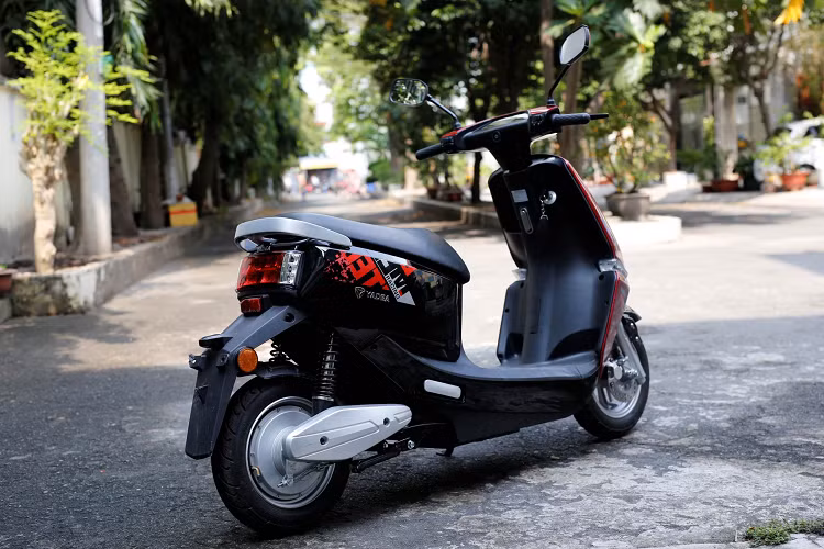 Sở dĩ chiếc xe điện Yadea ULike lại rẻ gấp đôi so với G5 là vì xe chỉ sử dụng pin axit chìa thay vì pin Lithium-ion cao cấp của G5. Xe có kích thước (dài x rộng x cao) lần lượt là 1640 x 640 x 1200 (mm), chiều cao yên xe 750 mm.