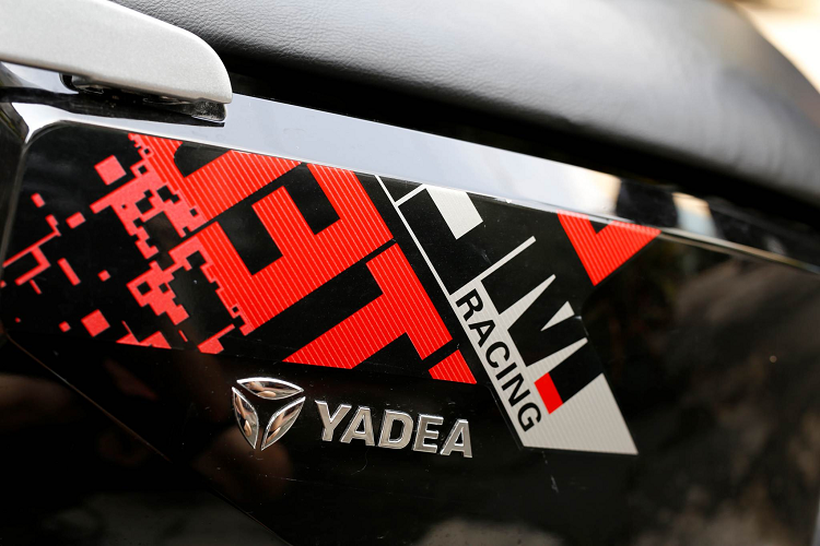 Các nút bấm chức năng được lắp đặt đầy đủ với bật tắt đèn, chuyển chế độ chạy eco và power nhanh chậm, còi xe và xi-nhan, nút đỗ xe thông minh khi dừng chờ đèn đỏ và nút mở khóa khởi động 1 chạm.