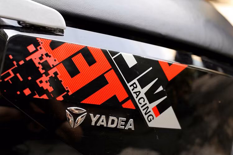 Các nút bấm chức năng được lắp đặt đầy đủ với bật tắt đèn, chuyển chế độ chạy eco và power nhanh chậm, còi xe và xi-nhan, nút đỗ xe thông minh khi dừng chờ đèn đỏ và nút mở khóa khởi động 1 chạm.