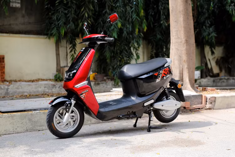 Yadea U Like phù hợp cho những người dùng xe với các mục đích đơn giản, chỉ cần một phương tiện nhỏ gọn để di chuyển. Trong khi đó đối với các phụ huynh thì đây là một mẫu xe lý tưởng cho con em của họ, vừa có mức chi phí đầu tư hợp lý, lại vừa yên tâm hơn về sự an toàn vì mẫu xe này chỉ có thể chạy tốc độ tối đa 50 km/h. Giá xe Yadea ULike tại Việt Nam là 18,9 triệu đồng.