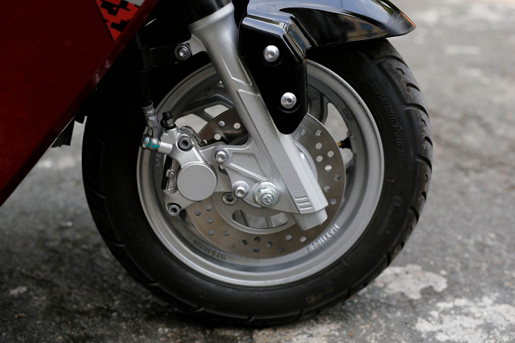 Dưới đầu xe là 2 hộc để đồ phụ tiền lợi cùng với cổng sạc USB, cho phép bạn để đồ cá nhân như ví tiền, kính điện thoại vô cùng tiện lợi. Cổng sạc USB giúp điện thoại di động của bạn có thể được sạc pin ngay lập tức mà không hề làm ảnh hưởng trong quá vận hành xe.