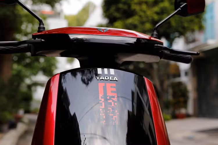 Ban đêm, hệ thống đèn pha LED của Yadea U Like cũng khá tốt với khả năng chiếu sáng chấp nhận được, toàn bộ đèn phía sau cũng là dạng LED làm chiếc xe thêm nổi bật. Đây cũng là một trong số ít các dòng xe giá rẻ có trang bị đèn pha LED toàn phần hiện đại.