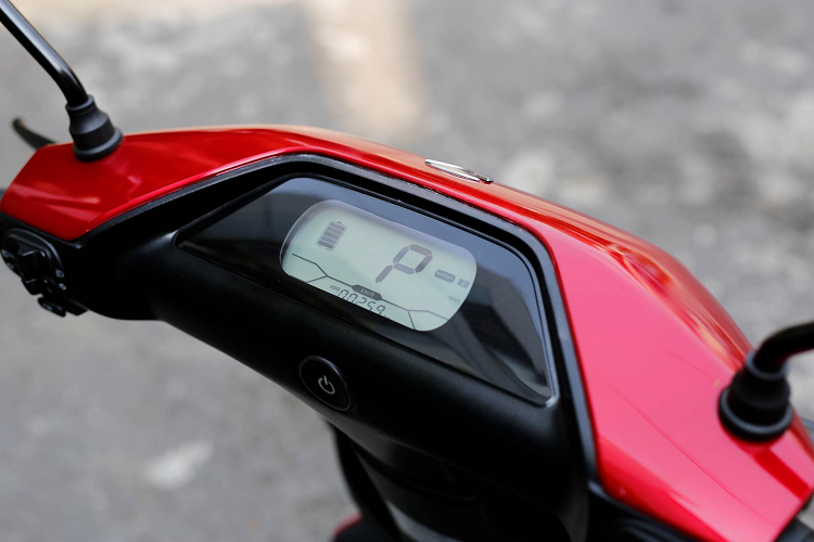 Yadea ULike có thiết kế trẻ trung, năng động với thiết kế gọn gàng, thanh lịch và kiểu phối 2 màu sơn đối lập rất bắt mắt. Xe sử dụng đèn LED cho cả hệ thống đèn pha, đèn nền màn hình LCD và đèn phanh cũng như hệ thống đèn báo rẽ trước sau.