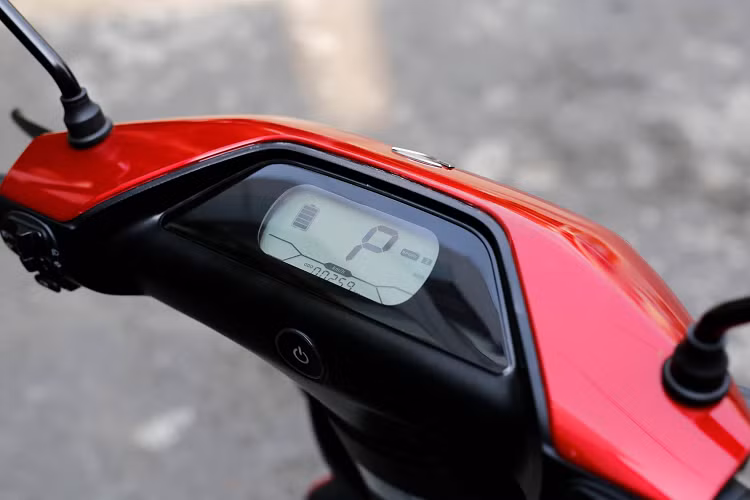 Yadea ULike có thiết kế trẻ trung, năng động với thiết kế gọn gàng, thanh lịch và kiểu phối 2 màu sơn đối lập rất bắt mắt. Xe sử dụng đèn LED cho cả hệ thống đèn pha, đèn nền màn hình LCD và đèn phanh cũng như hệ thống đèn báo rẽ trước sau.