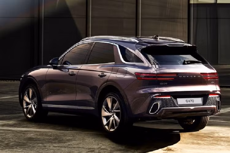 Huy hiệu 4WD trên cửa cốp cho biết rằng Genesis GV70 hoàn toàn mới sử dụng hệ dẫn động 4 bánh toàn thời gian, chính xác là HTRAC đã được dùng cho cả G90, G80 và G70 trước đó.