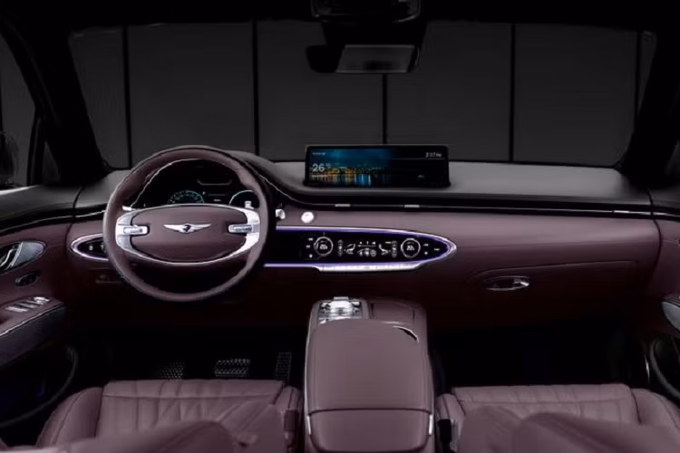 Được phát triển từ G70, GV70 hiện là mẫu SUV nhỏ nhất của thương hiệu xe sang Genesis, xe sở hữu bộ đèn pha và đèn hậu 2 mảnh giống G70 cùng với lưới tản nhiệt hình khiên đặc trưng nhà Genesis. 