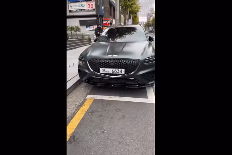 Chiếc Genesis GV70 thế hệ mới được bắt gặp có thân xe sơn mờ tuyệt đẹp, cặp ống xả hình tròn cỡ đại, đèn phanh thứ 3 tích hợp gọn gàng trên cánh lướt gió ở nóc xe...Nhìn chung, mọi chi tiết của xe đều được hoàn thiện một cách tỉ mỉ, toát lên sự cao cấp.