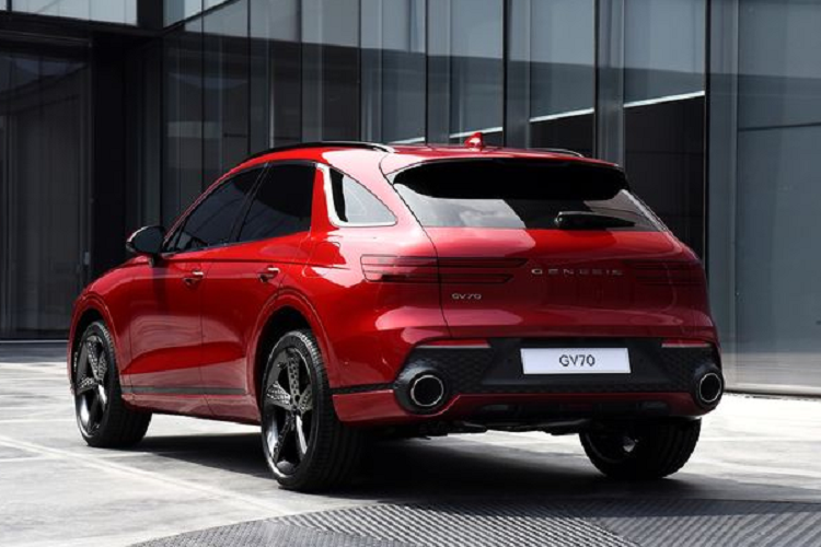 Đối với nội thất, giống như đàn anh GV80, Genesis GV70 2022 cũng được trang bị màn hình cảm ứng 14,5 inch khổng lồ dành cho hệ thống thông tin giải trí và cụm đồng hồ kỹ thuật số 12,3 inch. Các tính năng đáng chú ý khác bao gồm đèn viền nội thất, loạt tạo hình trang trí dạng bầu dục khắp cabin để tăng thêm tính thẩm mỹ cho xe. 