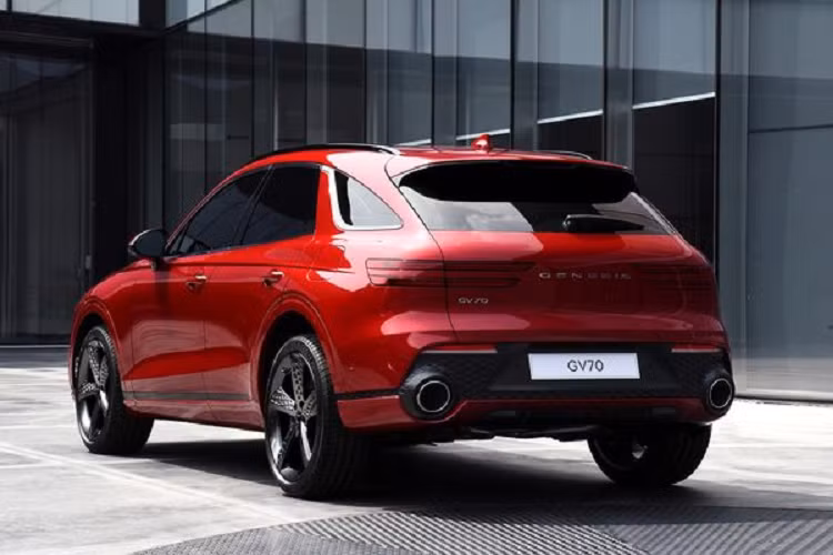 Đối với nội thất, giống như đàn anh GV80, Genesis GV70 2022 cũng được trang bị màn hình cảm ứng 14,5 inch khổng lồ dành cho hệ thống thông tin giải trí và cụm đồng hồ kỹ thuật số 12,3 inch. Các tính năng đáng chú ý khác bao gồm đèn viền nội thất, loạt tạo hình trang trí dạng bầu dục khắp cabin để tăng thêm tính thẩm mỹ cho xe. 