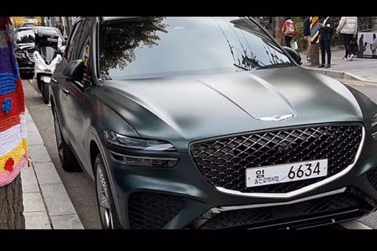 Genesis GV70 2021 moi lo dien tren pho, Audi Q5 coi chung