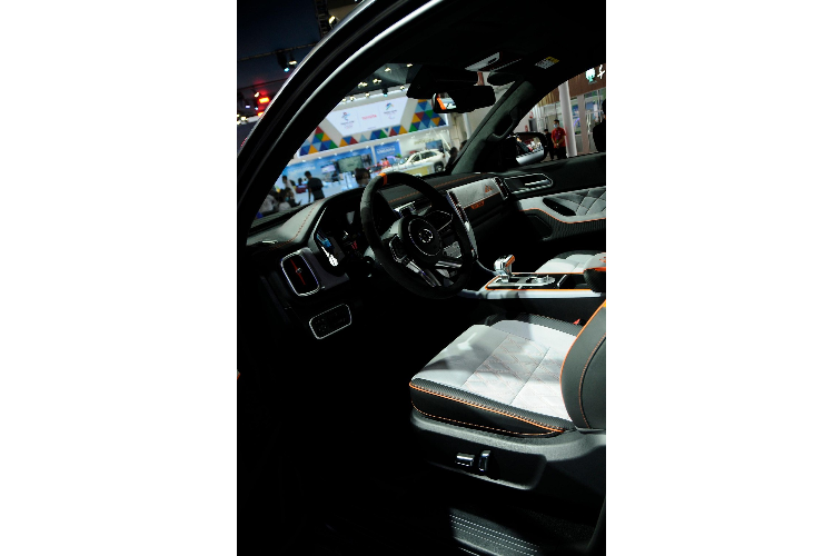 Ở bên trong nội thất, nhà sản xuất cũng đưa ra nhiều sự thay đổi tương xứng với vẻ hầm hố bên ngoài. Nội thất xe là sự hỗn hợp của chất liệu da trắng và đen trên ghế, ốp cửa trong và mặt táp lô. Giống như bên ngoài, một số chi tiết có mang màu cam cá tính.