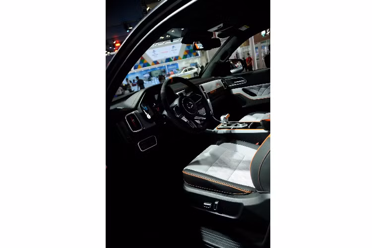 Ở bên trong nội thất, nhà sản xuất cũng đưa ra nhiều sự thay đổi tương xứng với vẻ hầm hố bên ngoài. Nội thất xe là sự hỗn hợp của chất liệu da trắng và đen trên ghế, ốp cửa trong và mặt táp lô. Giống như bên ngoài, một số chi tiết có mang màu cam cá tính.