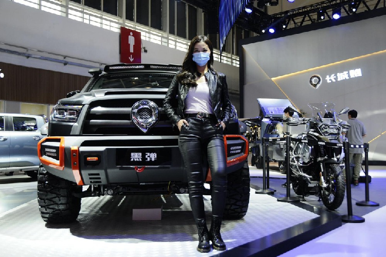 Phía đầu xe có một tấm cản va cứng cáp, và một logo cực lớn, nổi bật ở trung tâm lưới tản nhiệt. Black Bullet dường như được chế tạo dựa trên mẫu bán tải Great Wall Pao có sẵn nhưng nhận được một bộ body kit ấn tượng mới cùng nội thất nâng cấp để trở nên nổi bật hơn. Như tên gọi gợi ý, nó được hoàn thiện trong một sắc thái đen mờ, tô điểm với một số chi tiết mang màu cam tương phản.