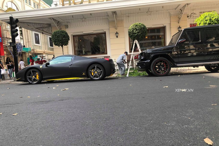 So với 458 Italia, 458 Spider có gia tốc không đổi nhưng vận tốc tối đa bị giảm xuống để đảm bảo an toàn cho người điều khiển và hành khách (vận tốc tối đa của 458 Italia là 337 km/h). Tại thị trường Việt Nam, khi mới về nước giá xe Ferrari 458 khoảng 15 tỷ đồng.