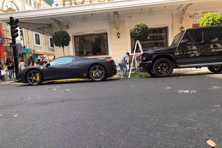 So với 458 Italia, 458 Spider có gia tốc không đổi nhưng vận tốc tối đa bị giảm xuống để đảm bảo an toàn cho người điều khiển và hành khách (vận tốc tối đa của 458 Italia là 337 km/h). Tại thị trường Việt Nam, khi mới về nước giá xe Ferrari 458 khoảng 15 tỷ đồng.