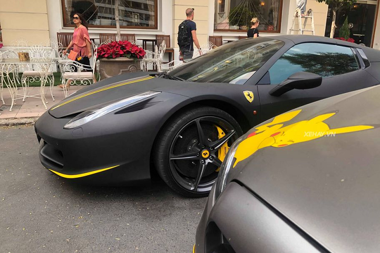 Chính vì vậy, lần trở lại với "bộ cánh" đen lì hoàn toàn mới này của 458 Spider đã khiến không ít dân mê xe khu vực tỏ ra thích thú và trầm trồ.