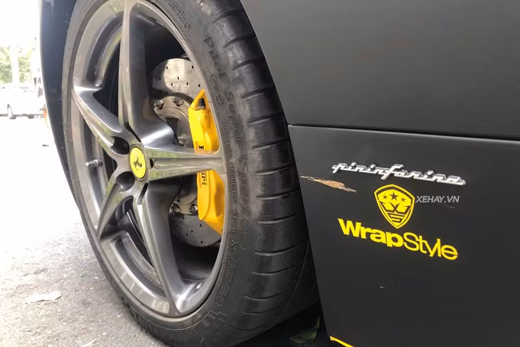 Ra mắt tại Frankfurt Motor Show 2011, Ferrari 458 Spider là phiên bản mui trần của 458 Italia. Bộ đôi phiên bản nhà 458 đều được lấy cảm hứng thiết kế từ hai "anh lớn" Ferrari Enzo và Millechili concept. Mẫu xe này được thiết kế với tính khí động học tối đa như lưới tản nhiệt phía trước được thiết kế với khả năng giảm sức cản không khí, khe hút gió ở gần đèn trước, khe khuếch tán bên dưới cản sau có tác dụng giảm luồng gió phía đuôi xe, giúp xe tăng tốc nhanh hơn.