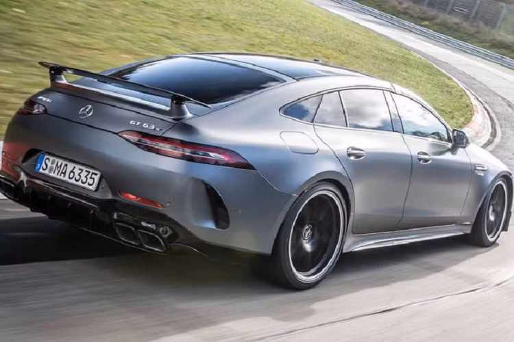 Tuy nhiên, sau khi điều chỉnh, hiện các xe muốn lập kỷ lục đều phải chạy hết quãng đường bị bỏ trống trước đây, tức là toàn đường đua dài 20,832 km. Thực hiện màn lập kỷ lục đầy ánh hào quang của Mercedes-AMG GT 63 S 2021 chính là Kỹ sư phát triển của Mercedes-AMG, Demian Schaffert. Theo kỹ sư, AMG GT 63 S mới đã nhanh hơn 2,3 giây so với lần thử nghiệm vào mùa thu năm 2018 của mẫu xe tiền nhiệm. Điều này là dễ hiểu vì AMG GT 63 S 2021 đã được nâng cấp đáng kể.